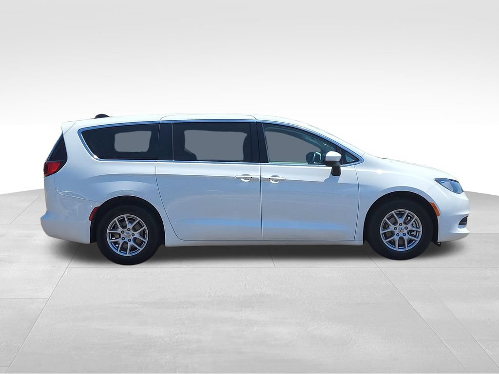 Used 2023 Chrysler Voyager LX FWD image 3