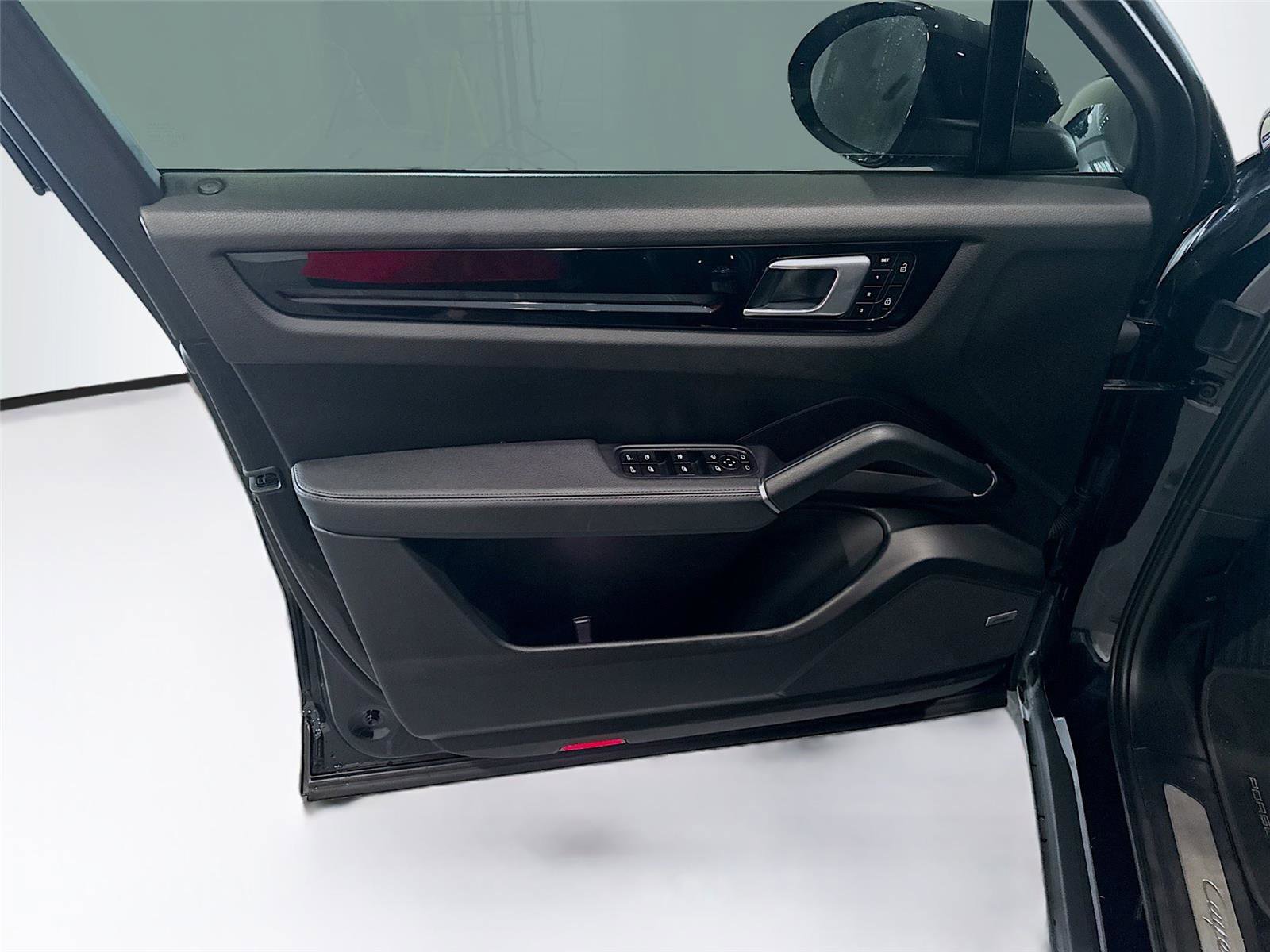 Used 2022 Porsche Cayenne image 9