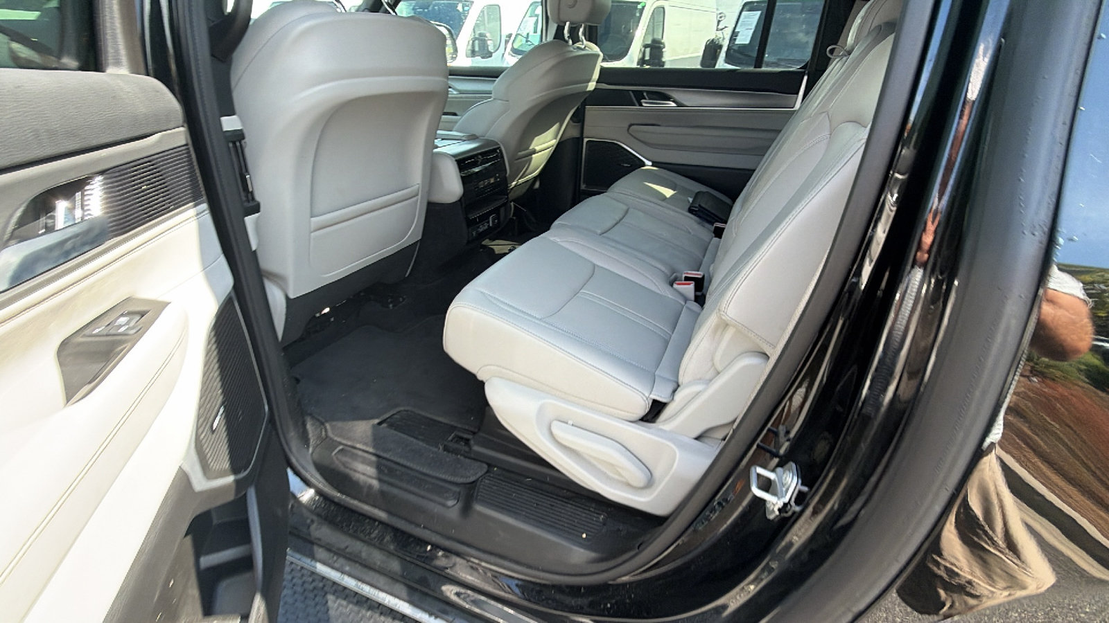Used 2025 Jeep Wagoneer L 4WD image 24