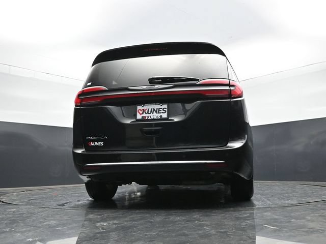 Used 2023 Chrysler Pacifica Touring-L FWD image 48