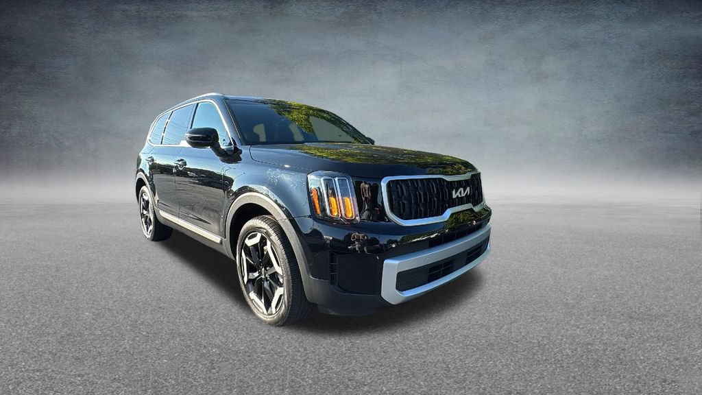 Used 2024 Kia Telluride EX w/ EX Captain's Chair Package AWD/4WD image 3