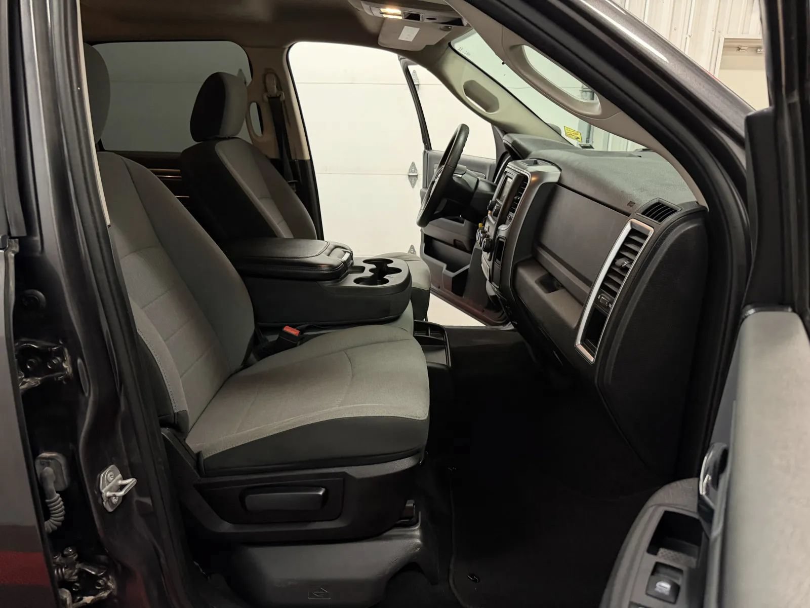 Used 2021 RAM 1500 Classic SLT AWD/4WD image 40