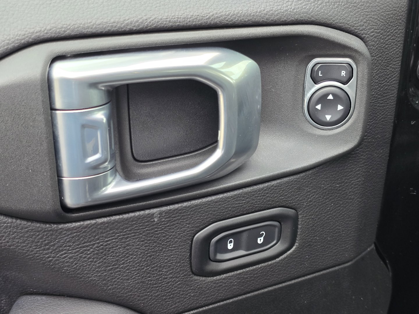 Used 2021 Jeep Wrangler Unlimited Sahara image 36