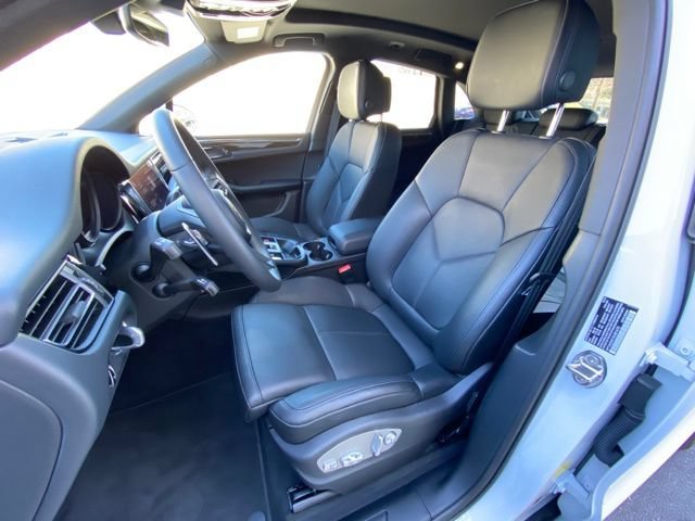 Certified 2025 Porsche Macan AWD/4WD image 5