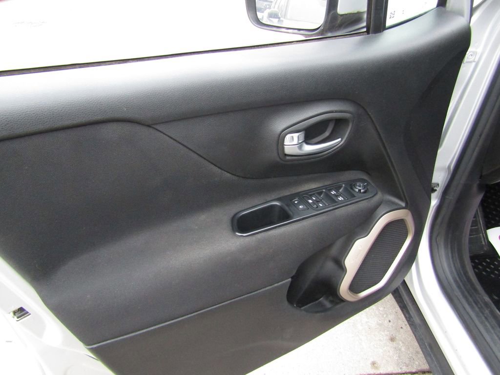 Used 2017 Jeep Renegade Latitude w/ Cold Weather Group image 17