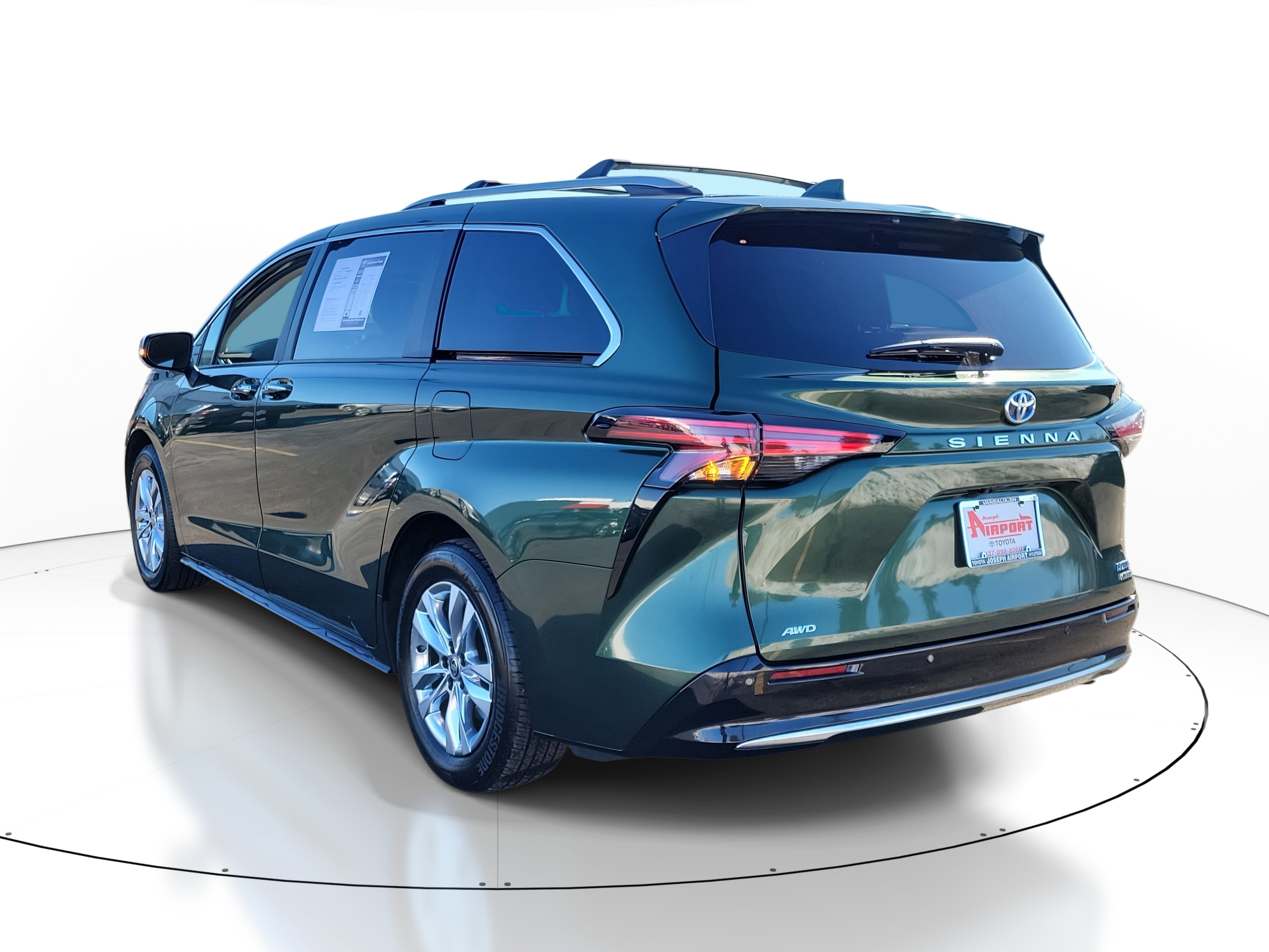 Used 2024 Toyota Sienna Limited image 3