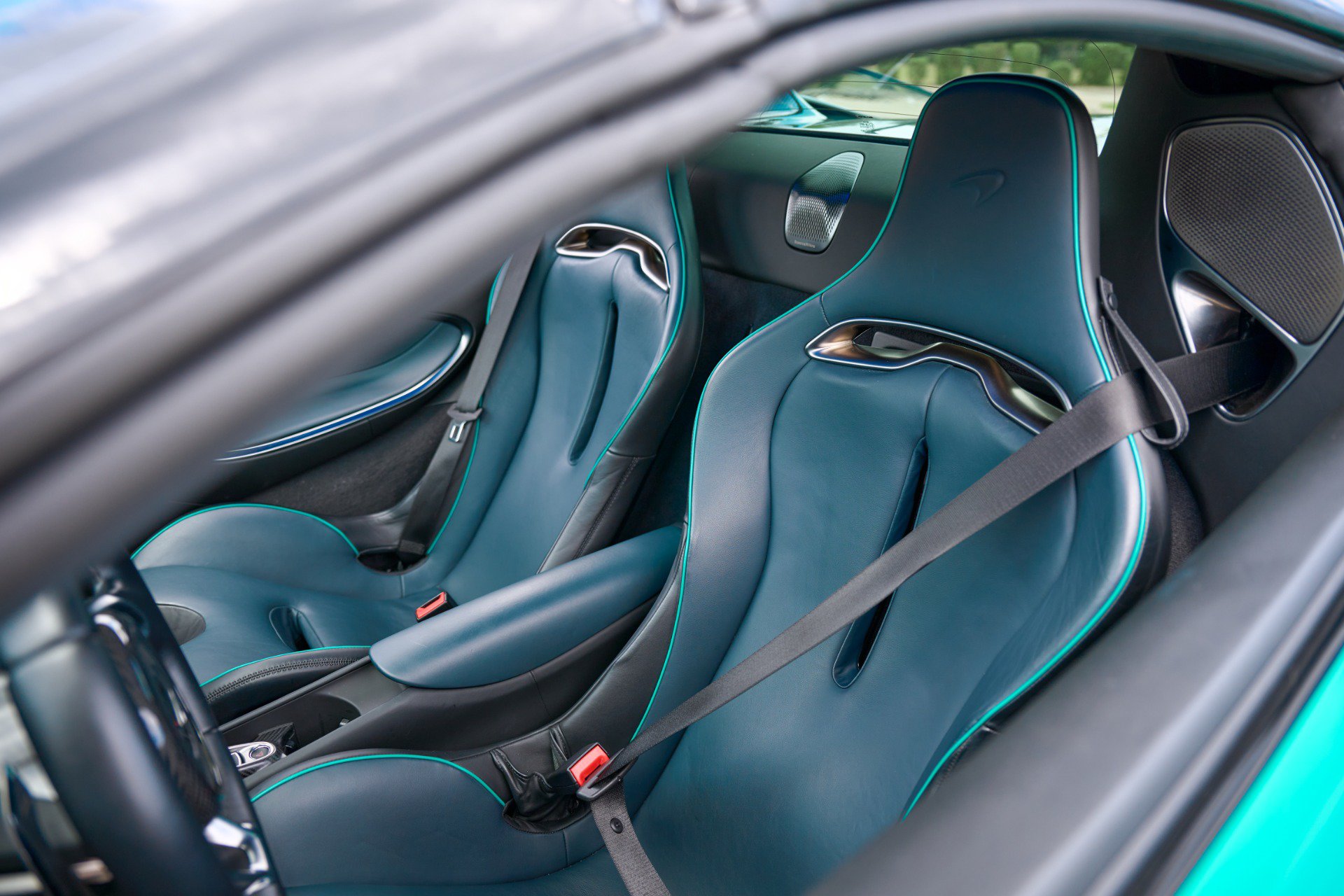 Used 2025 McLaren Artura Spider RWD image 2