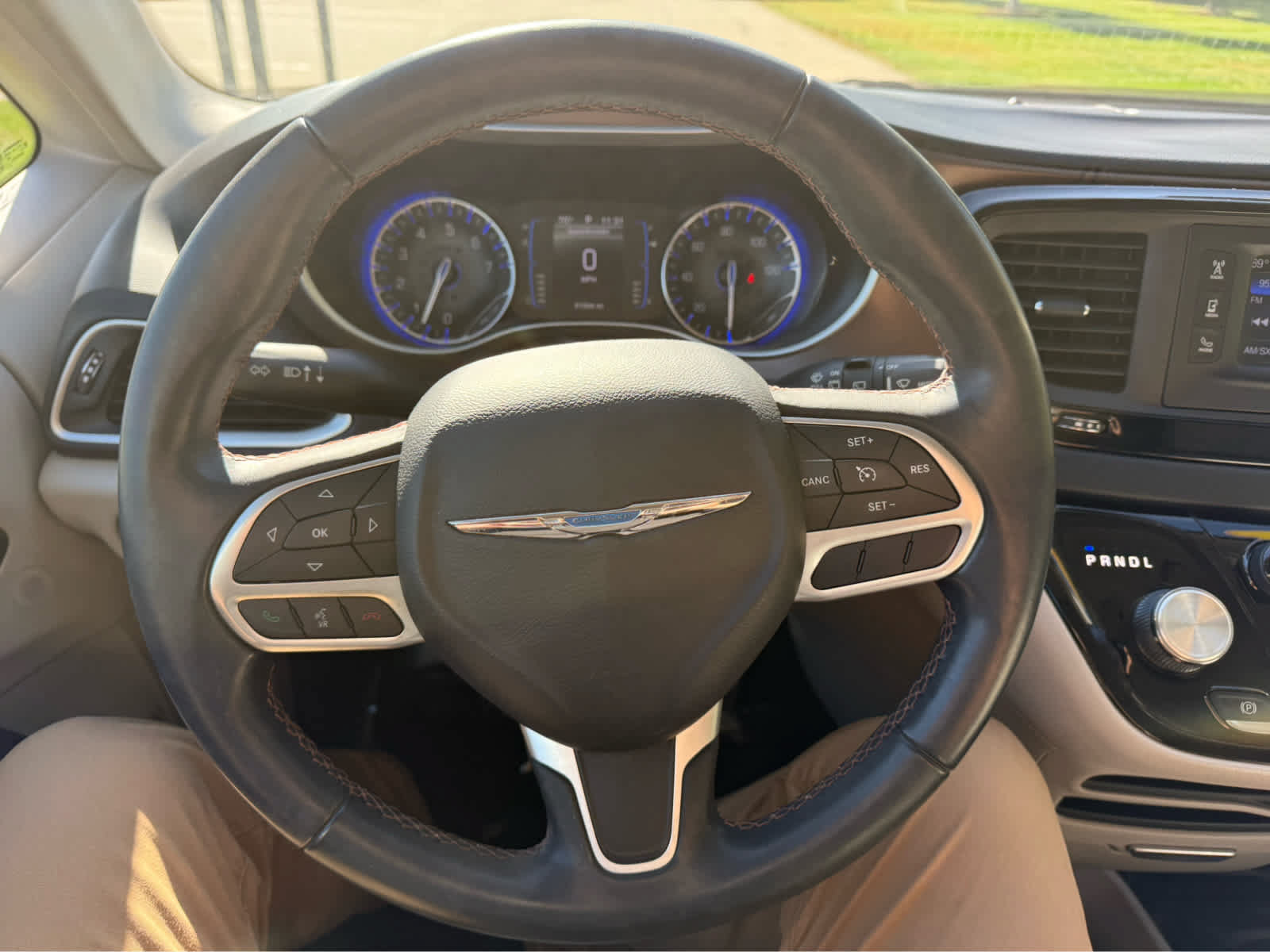 Used 2017 Chrysler Pacifica Touring-L FWD image 17