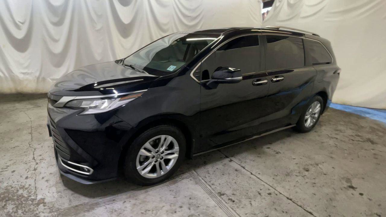 Used 2022 Toyota Sienna Limited image 4