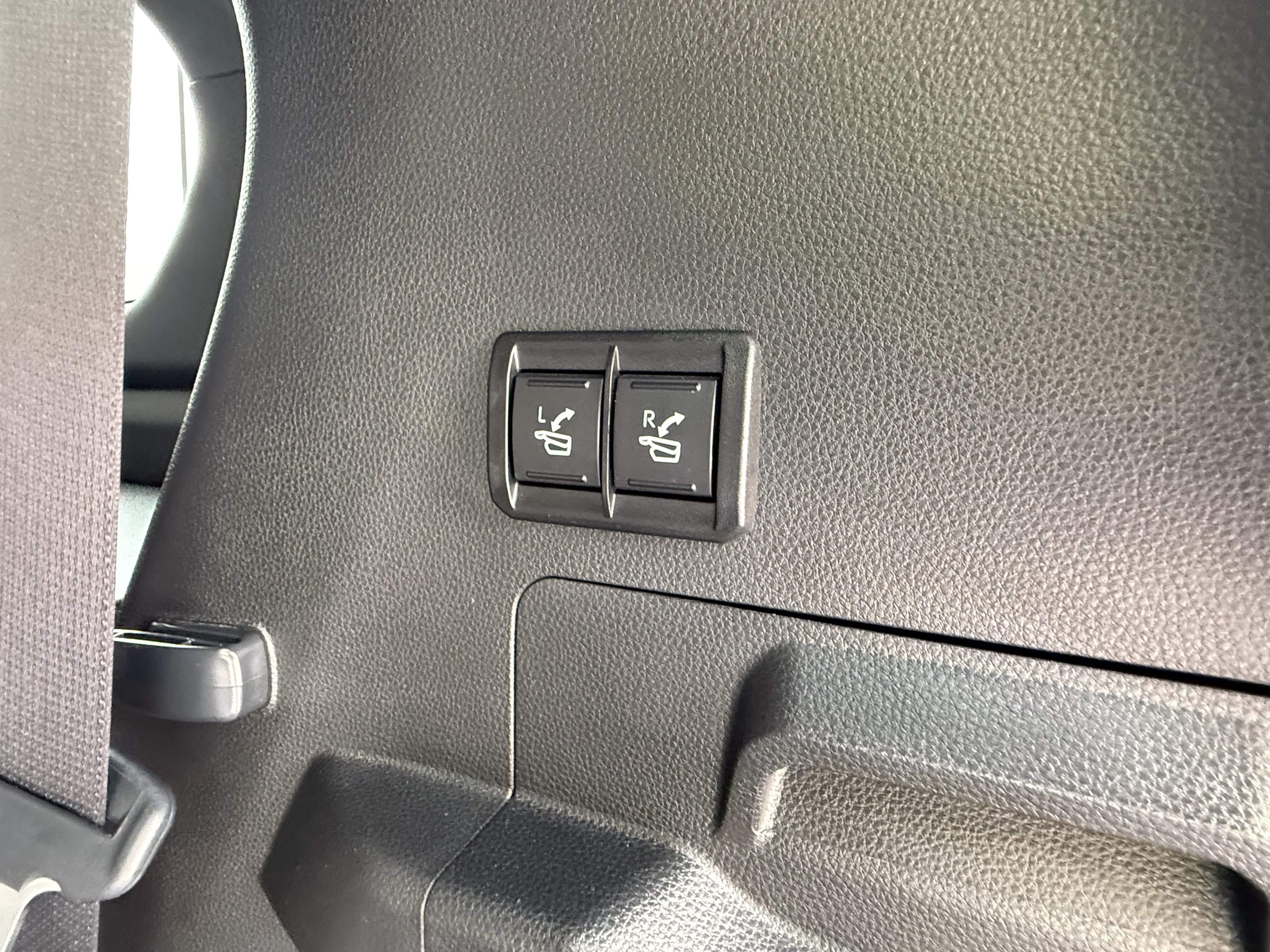 Certified 2025 Toyota Sequoia Platinum AWD/4WD image 32