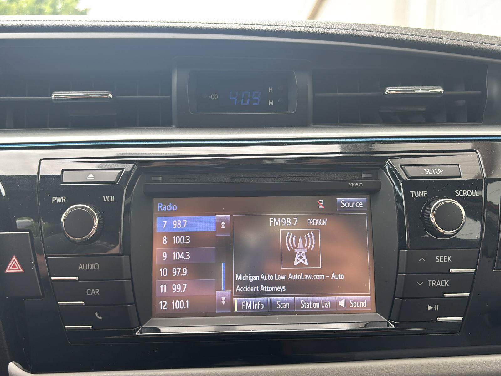 Used 2016 Toyota Corolla LE FWD image 14