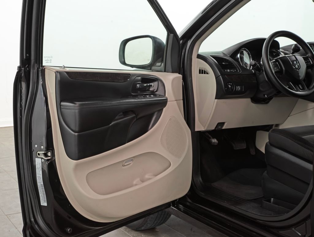 Used 2018 Dodge Grand Caravan SE w/ UConnect Hands-Free Group FWD image 6