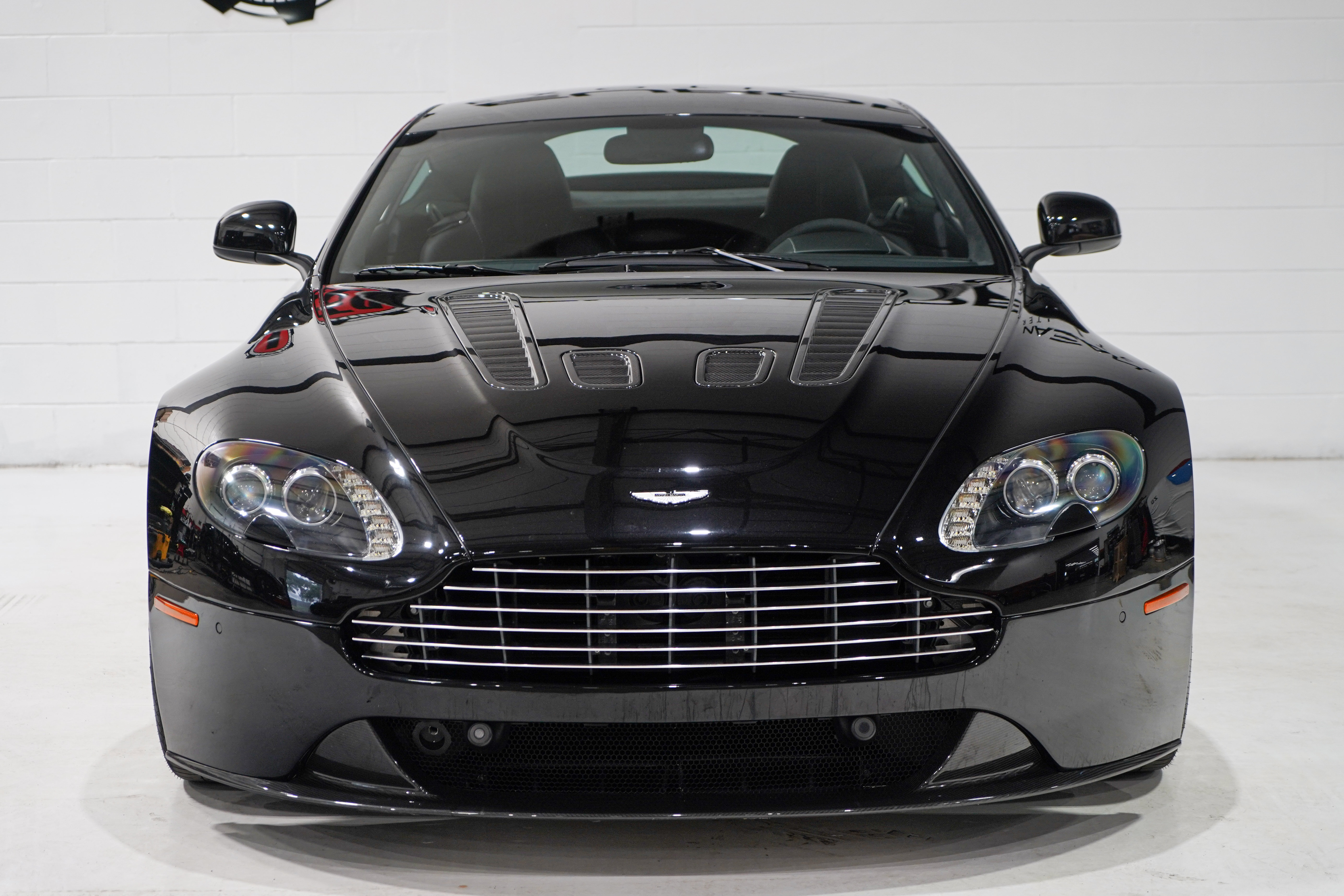 Used 2011 Aston Martin V12 Vantage Carbon Black RWD image 5