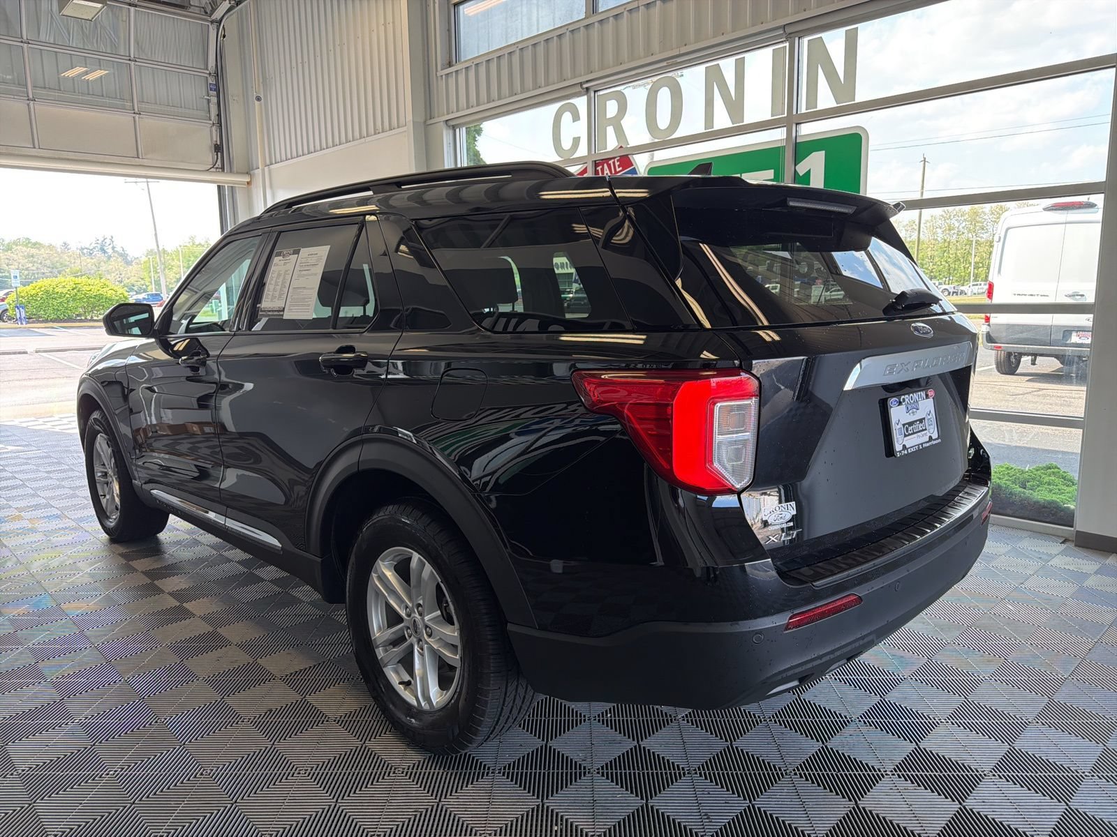 Used 2023 Ford Explorer XLT AWD/4WD image 4