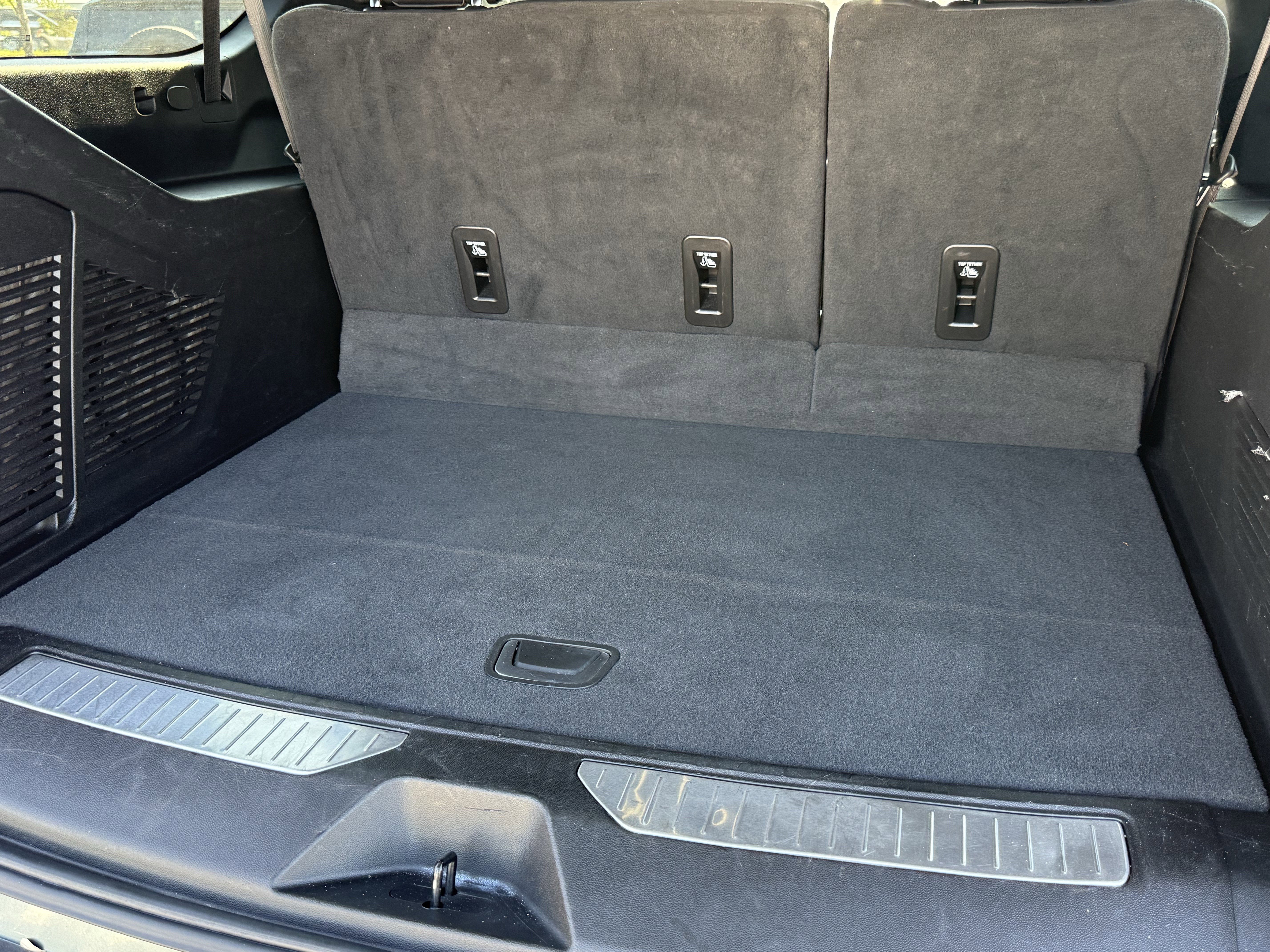 Used 2023 Chevrolet Suburban Premier image 32