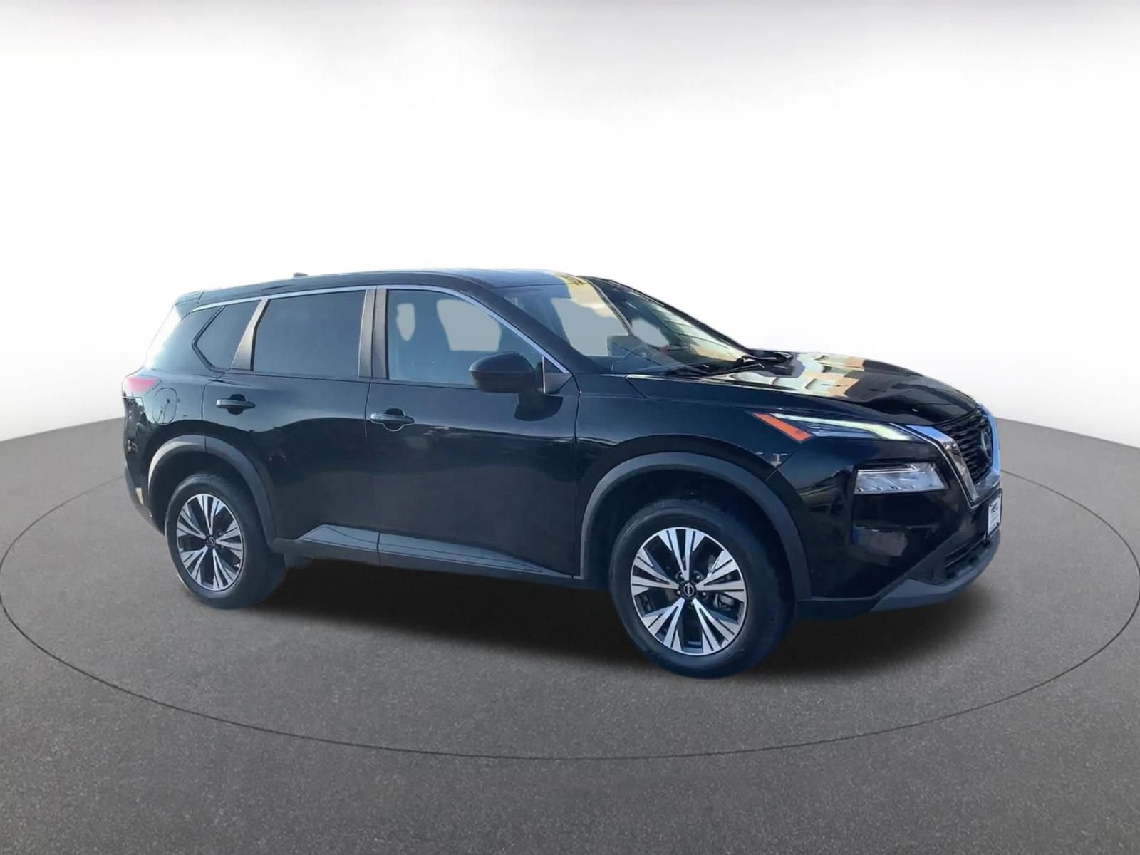 Used 2023 Nissan Rogue SV image 2