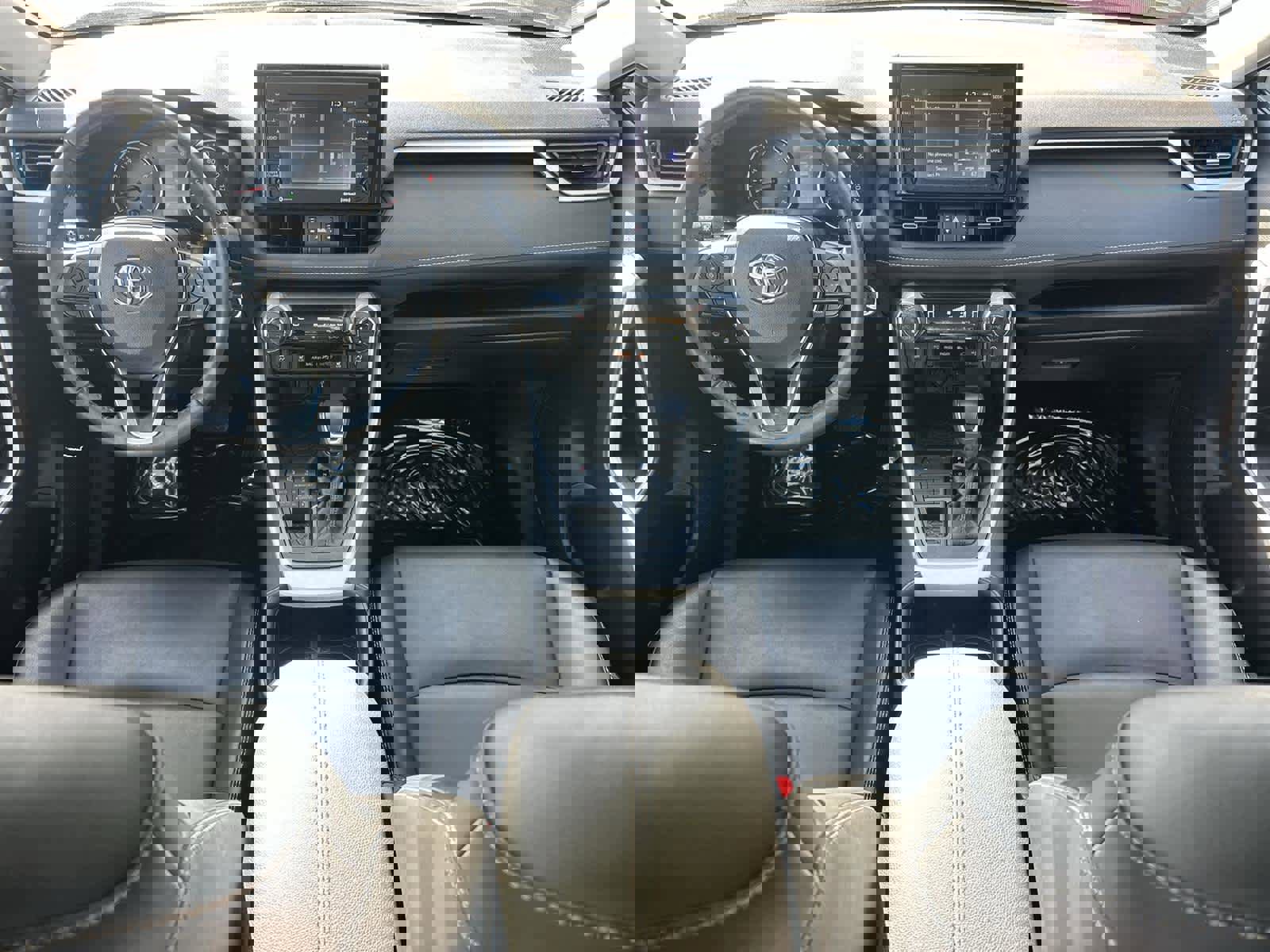 Used 2022 Toyota RAV4 XLE Premium image 11