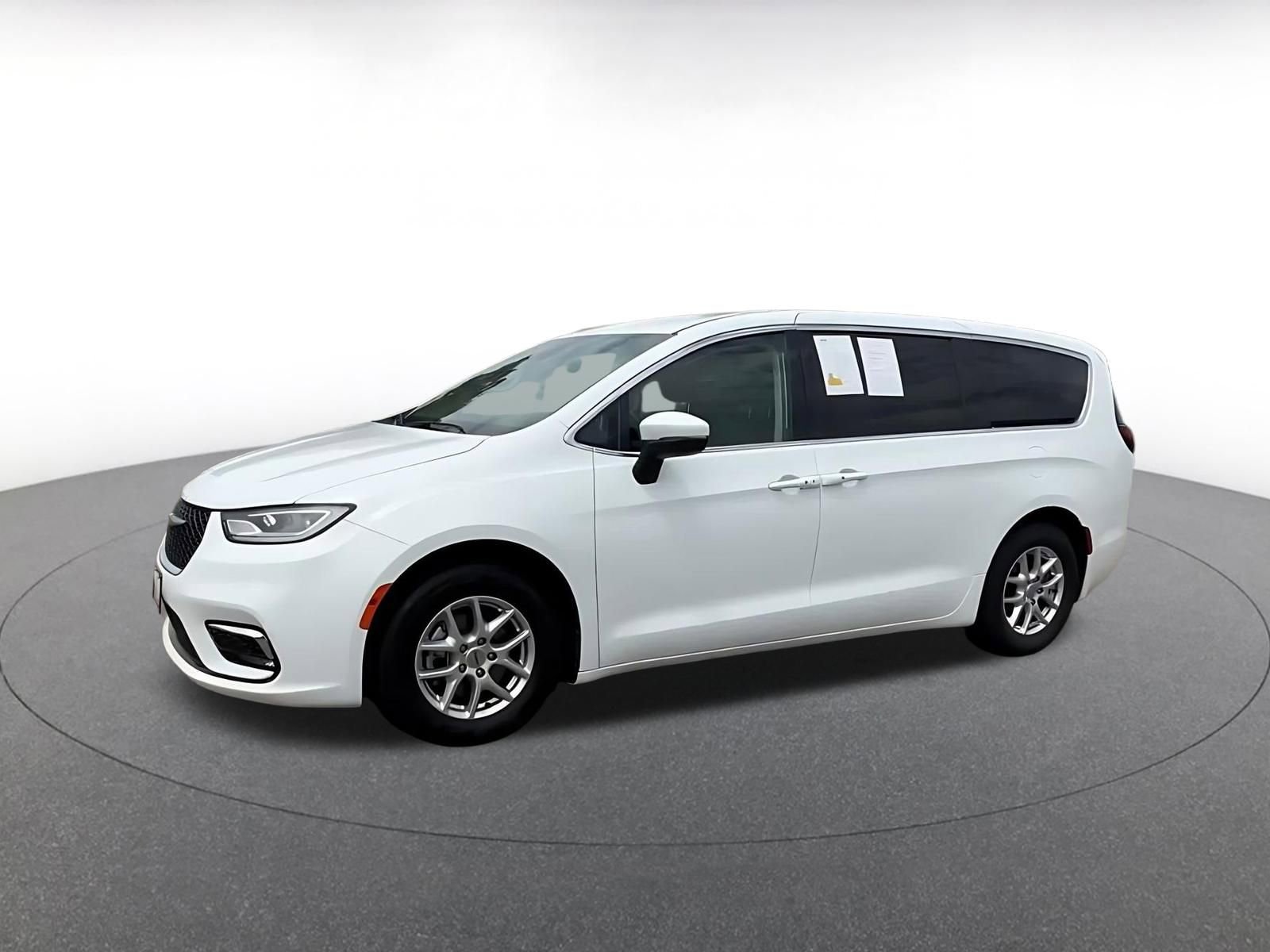 Used 2023 Chrysler Pacifica Touring-L FWD image 8