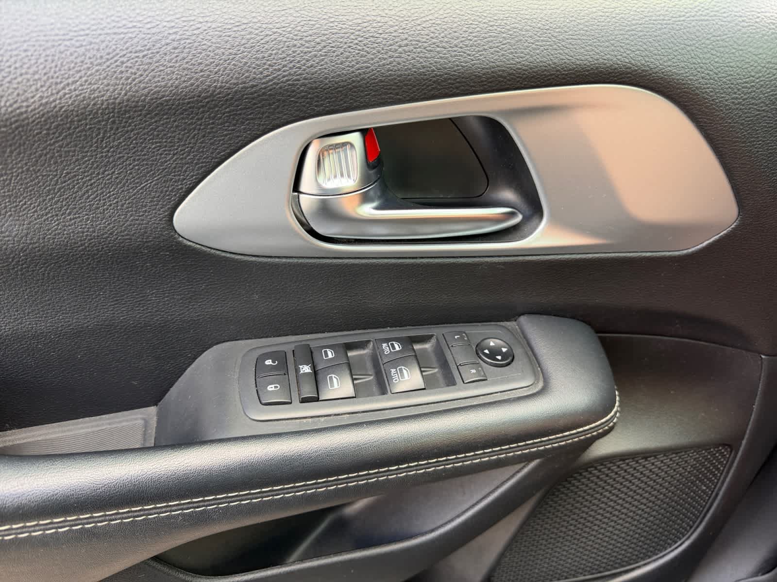 Used 2020 Chrysler Pacifica Touring w/ S Appearance Package FWD image 11