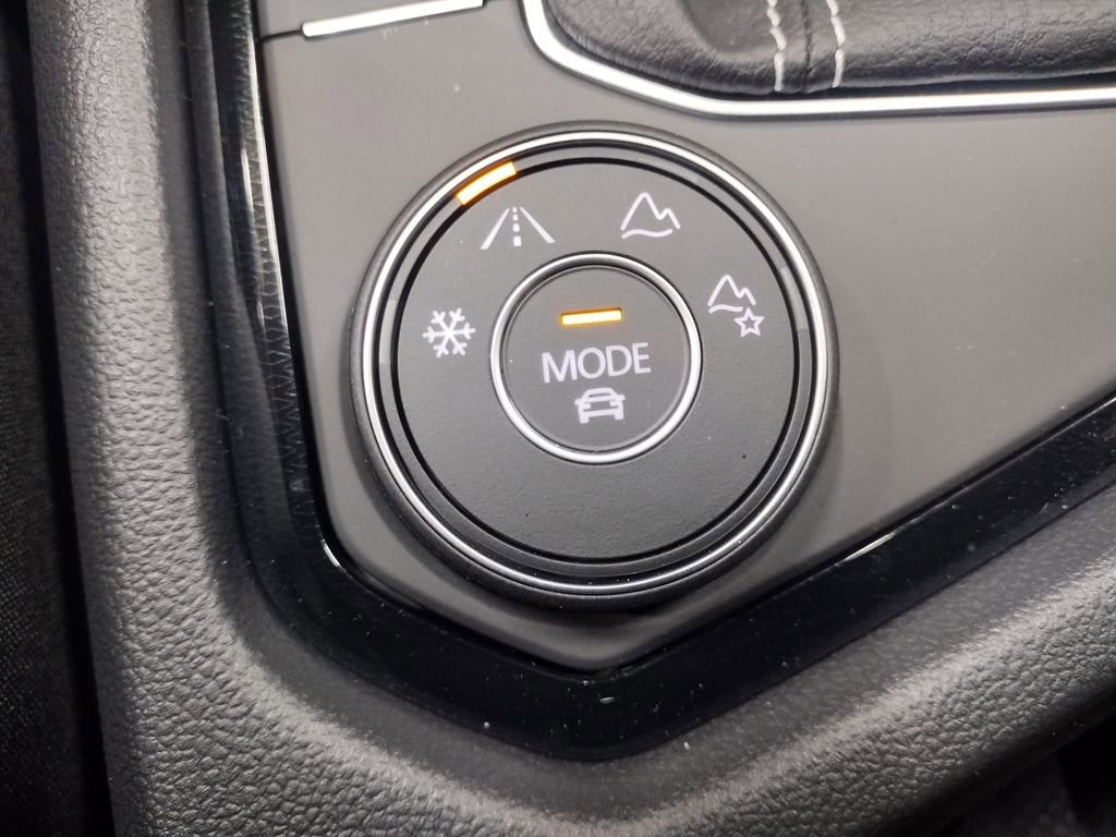 New 2025 Volkswagen Taos SE image 30