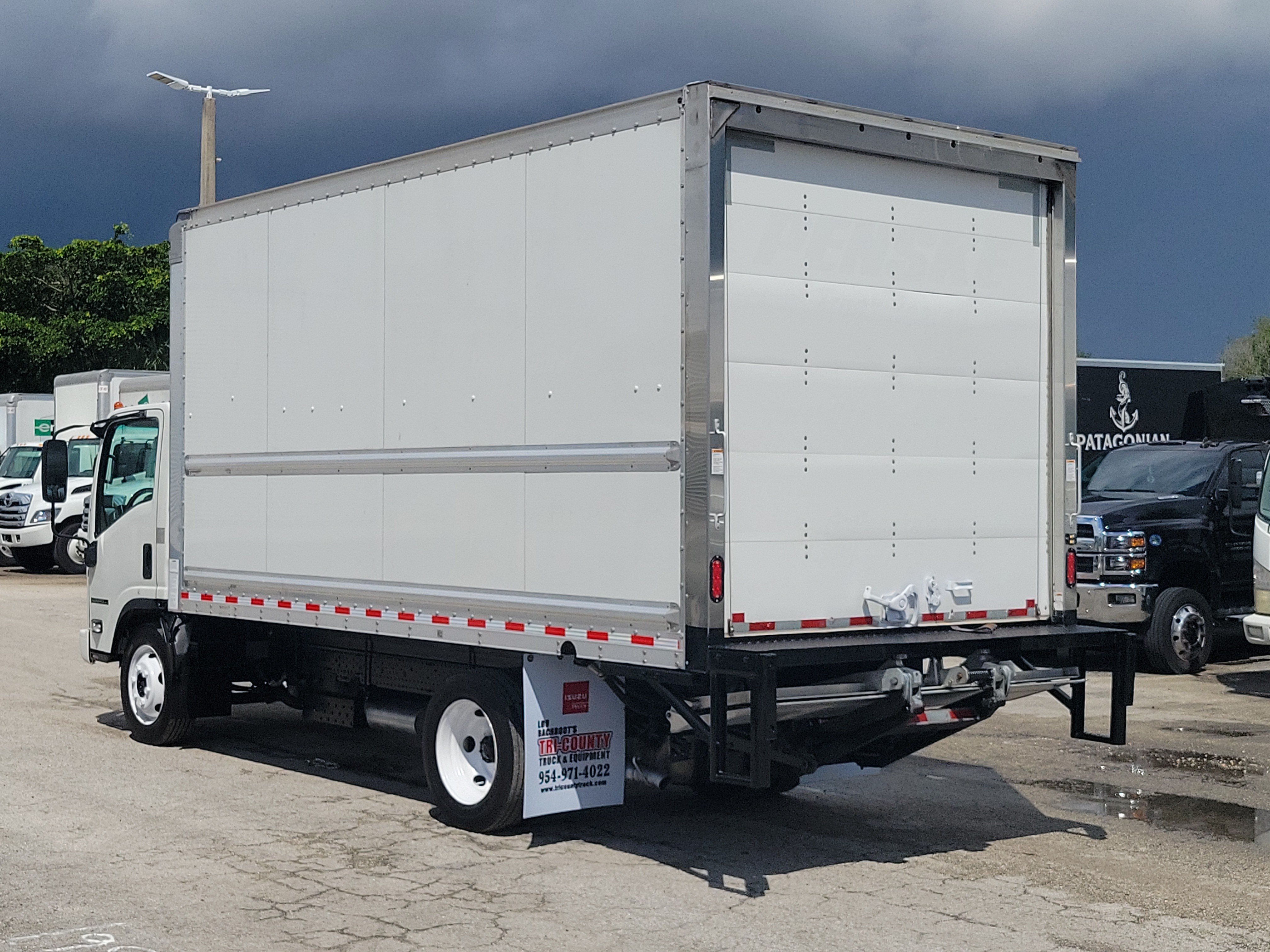 Used 2021 Isuzu NPR RWD image 5