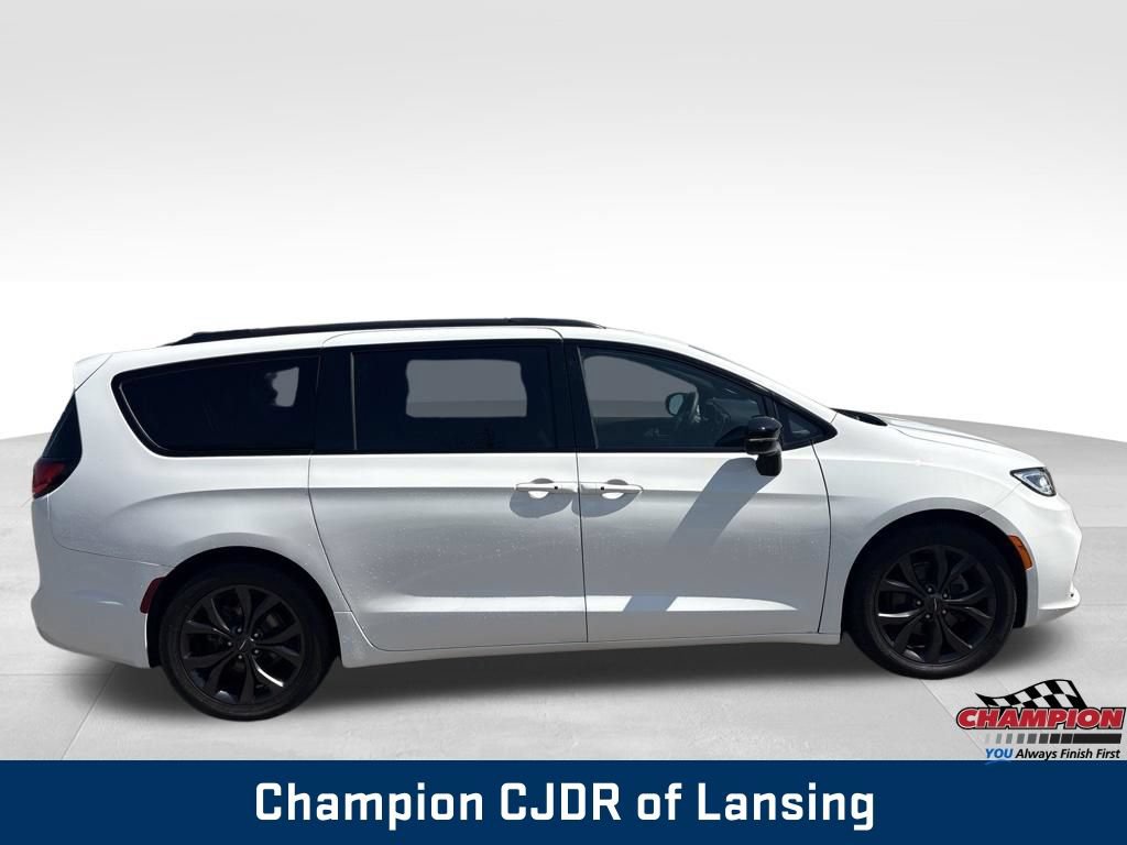 Used 2025 Chrysler Pacifica Limited FWD image 9