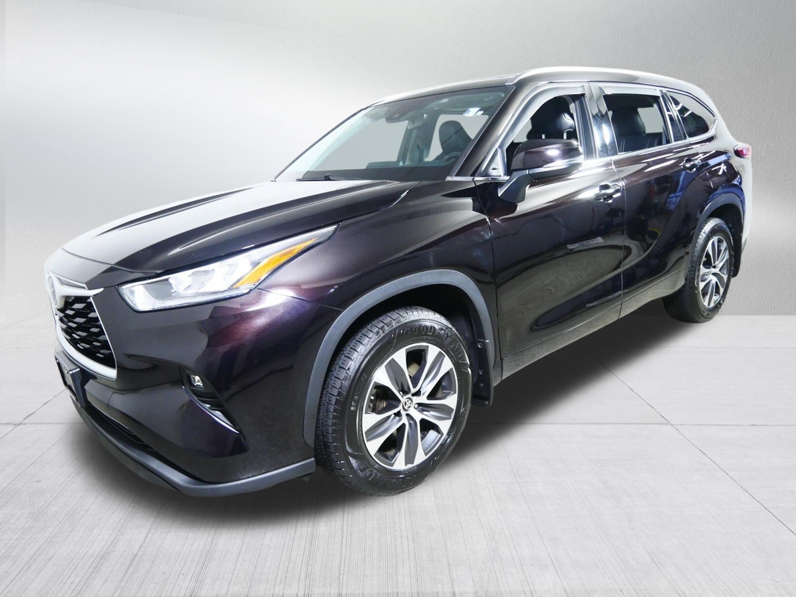 Used 2020 Toyota Highlander XLE AWD/4WD image 3