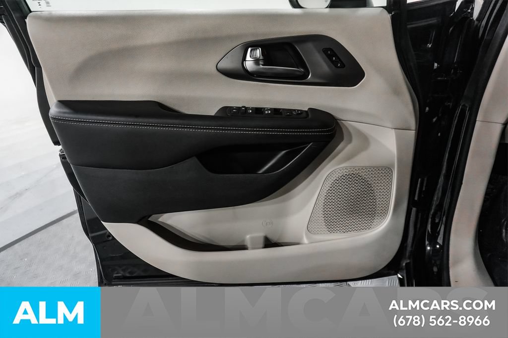 Used 2023 Chrysler Pacifica Touring-L FWD image 47