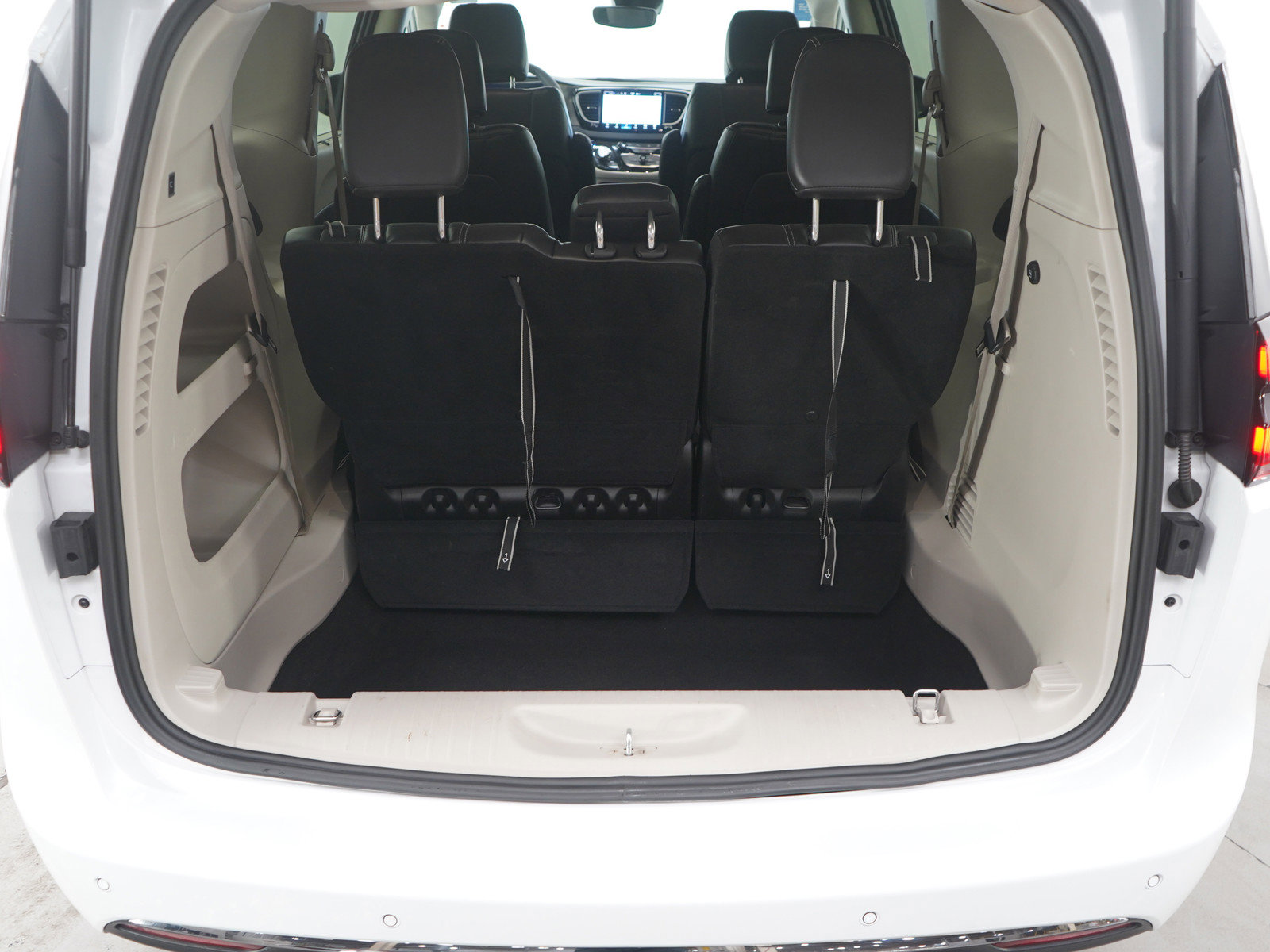 Used 2024 Chrysler Pacifica Touring-L image 16