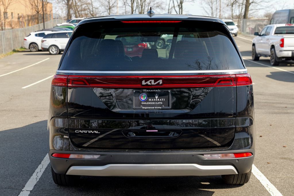 Used 2024 Kia Carnival EX image 6