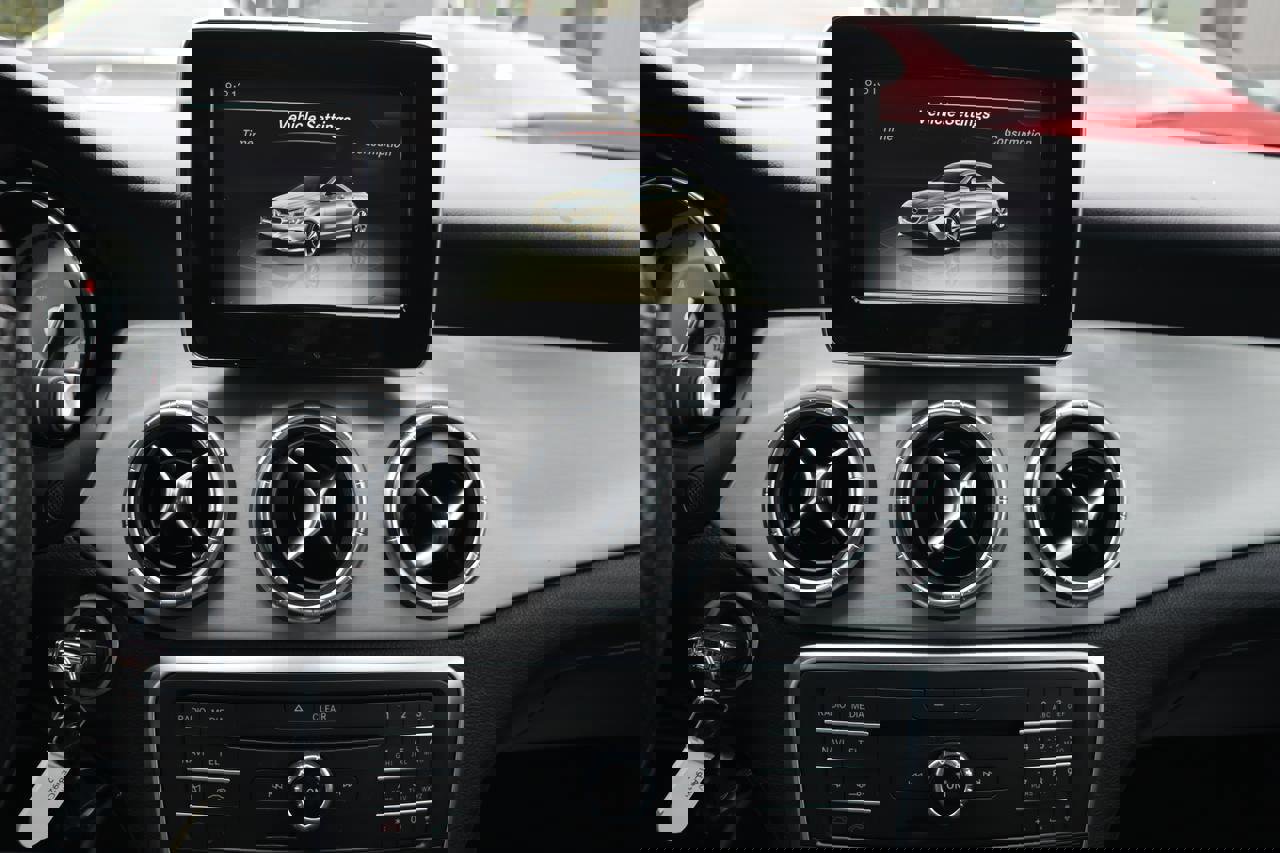 Used 2015 Mercedes-Benz CLA 250 image 32