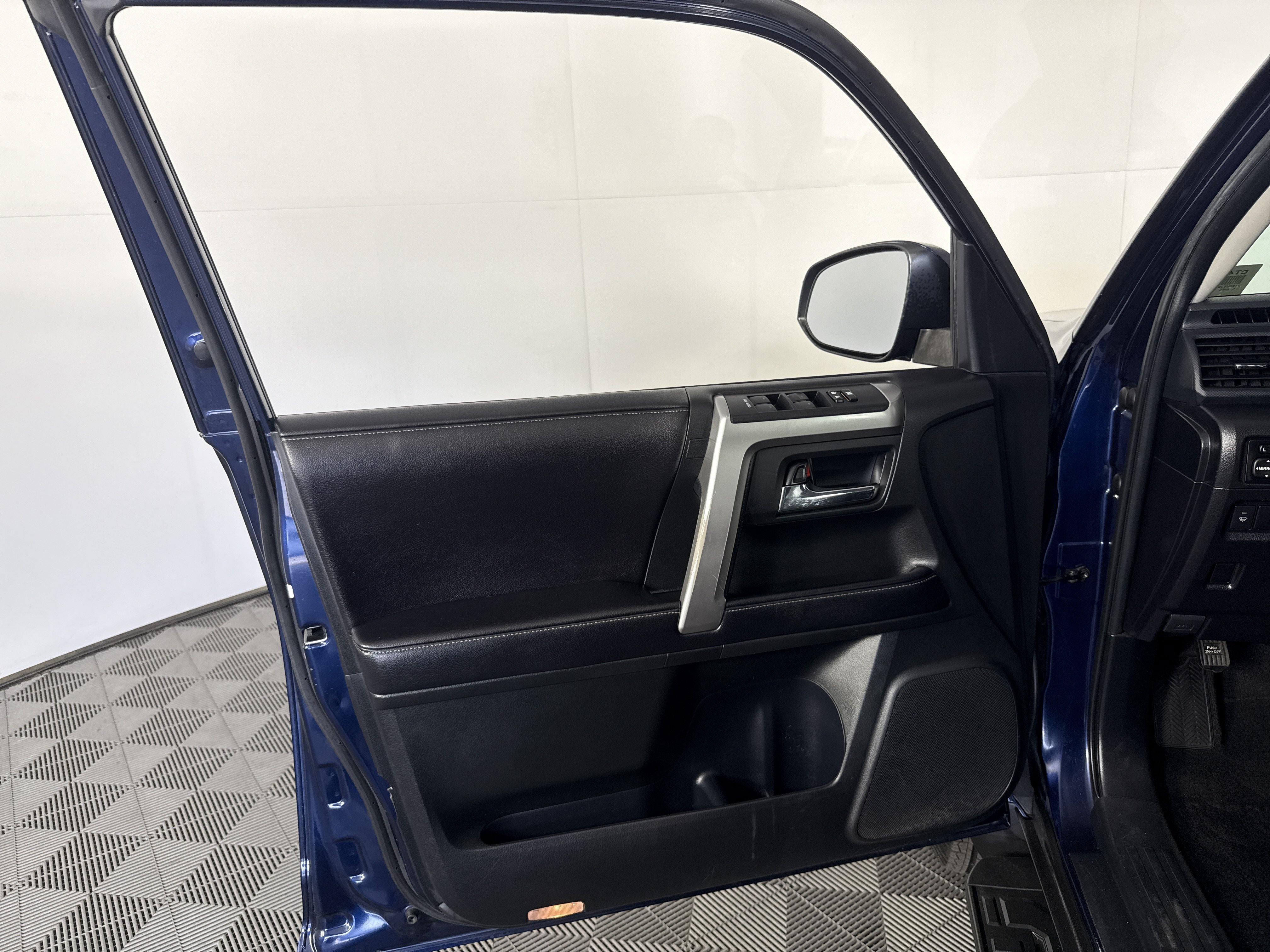 Used 2017 Toyota 4Runner SR5 AWD/4WD image 13