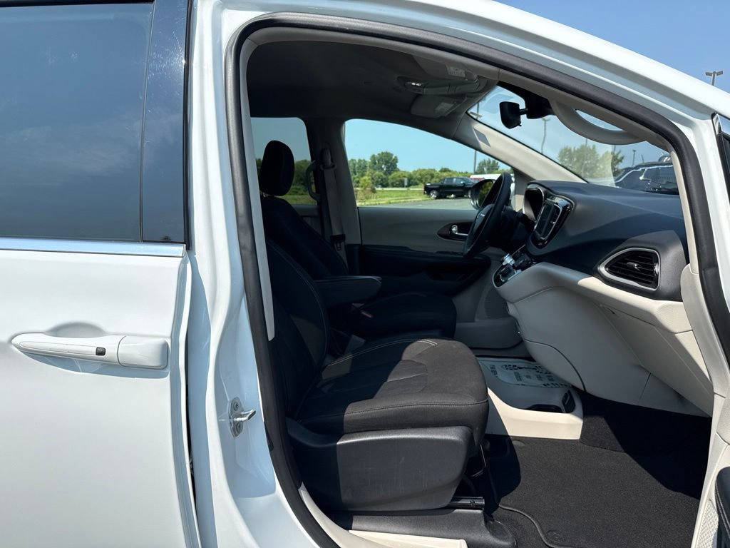 Used 2023 Chrysler Voyager LX FWD image 11