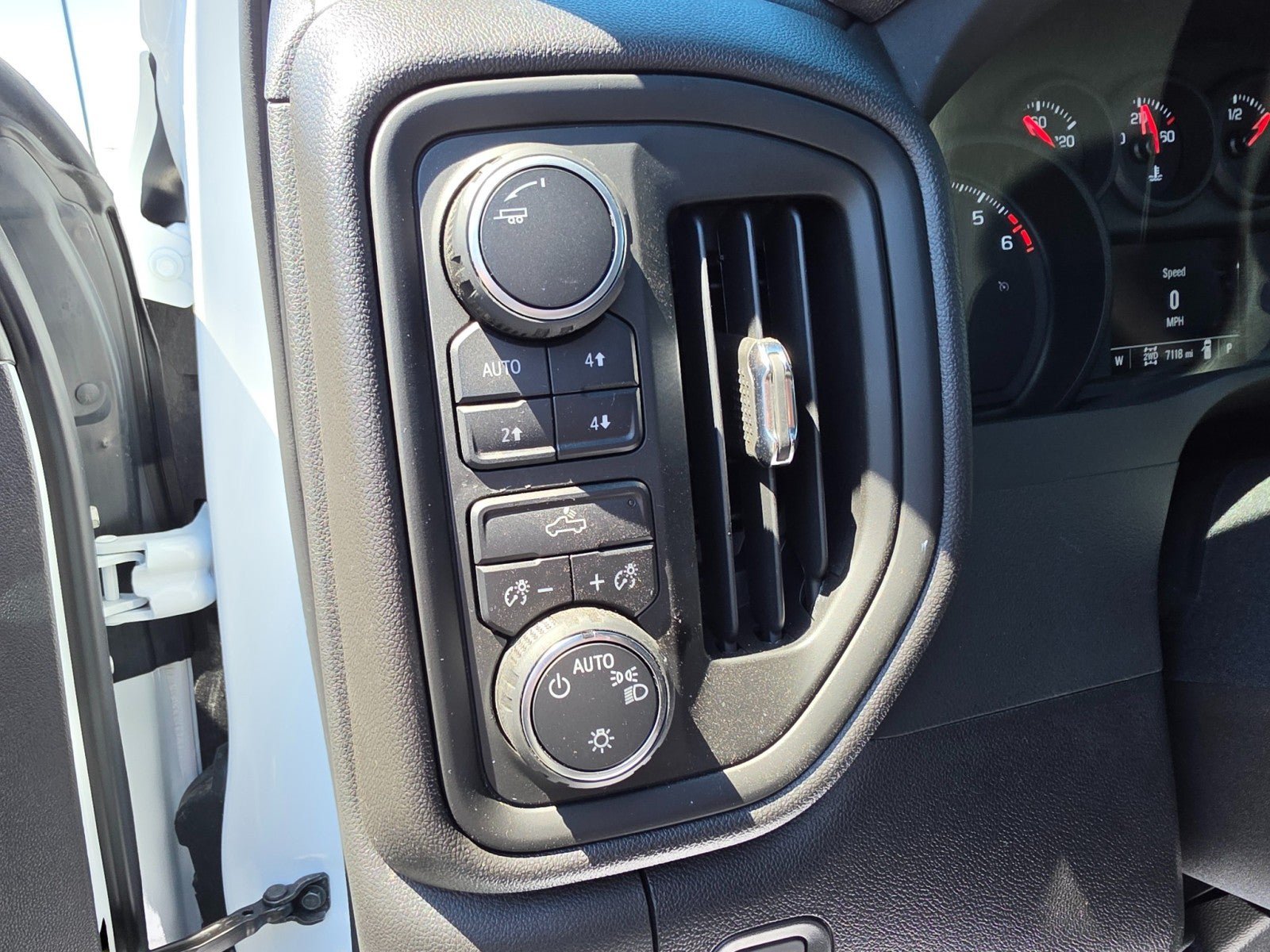 Used 2025 Chevrolet Silverado 1500 Custom Trail Boss w/ Dark Appearance Package AWD/4WD image 35