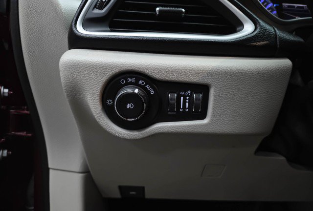 Used 2017 Chrysler Pacifica Touring-L FWD image 33