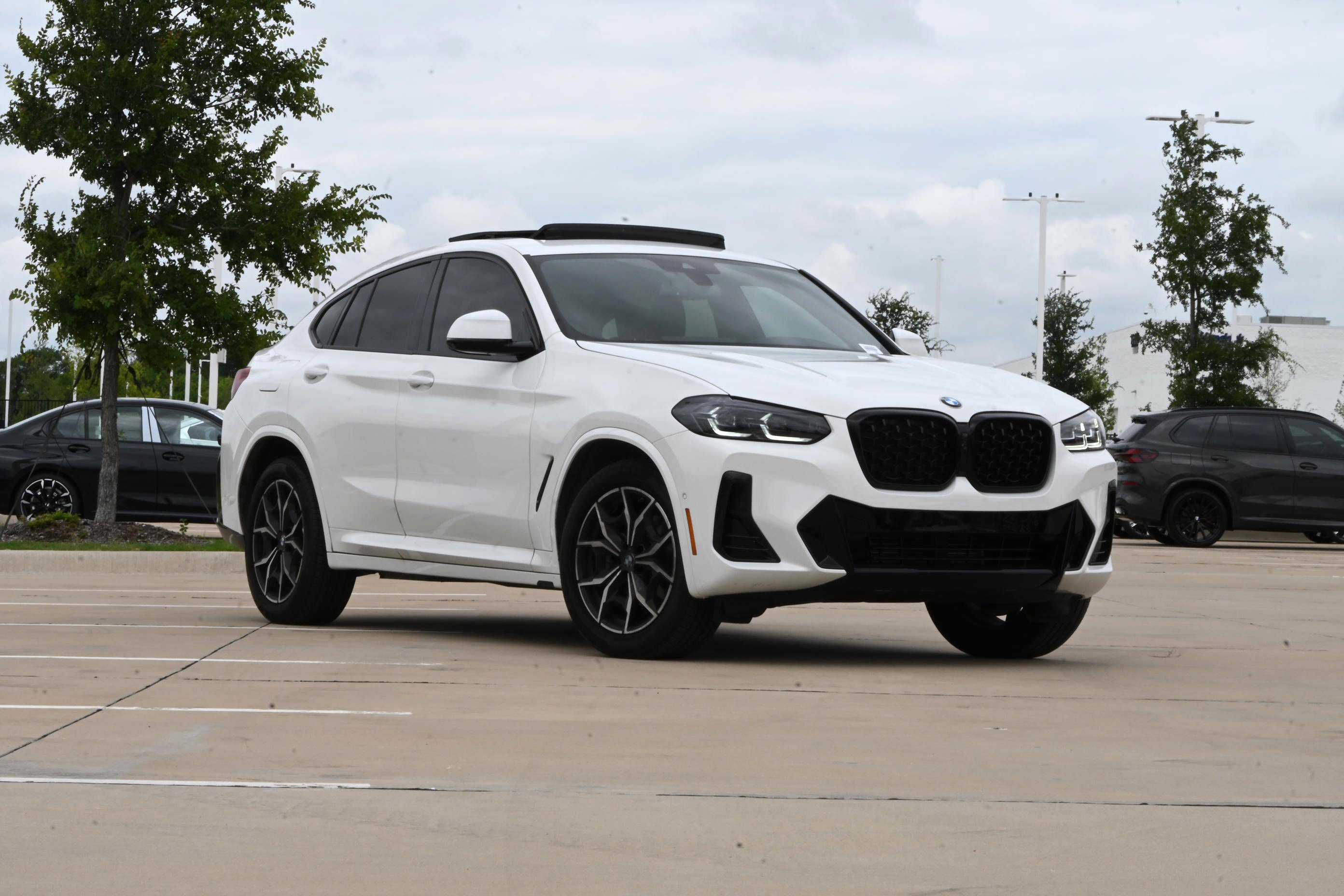 Certified 2025 BMW X4 xDrive30i w/ Premium Package AWD/4WD image 2