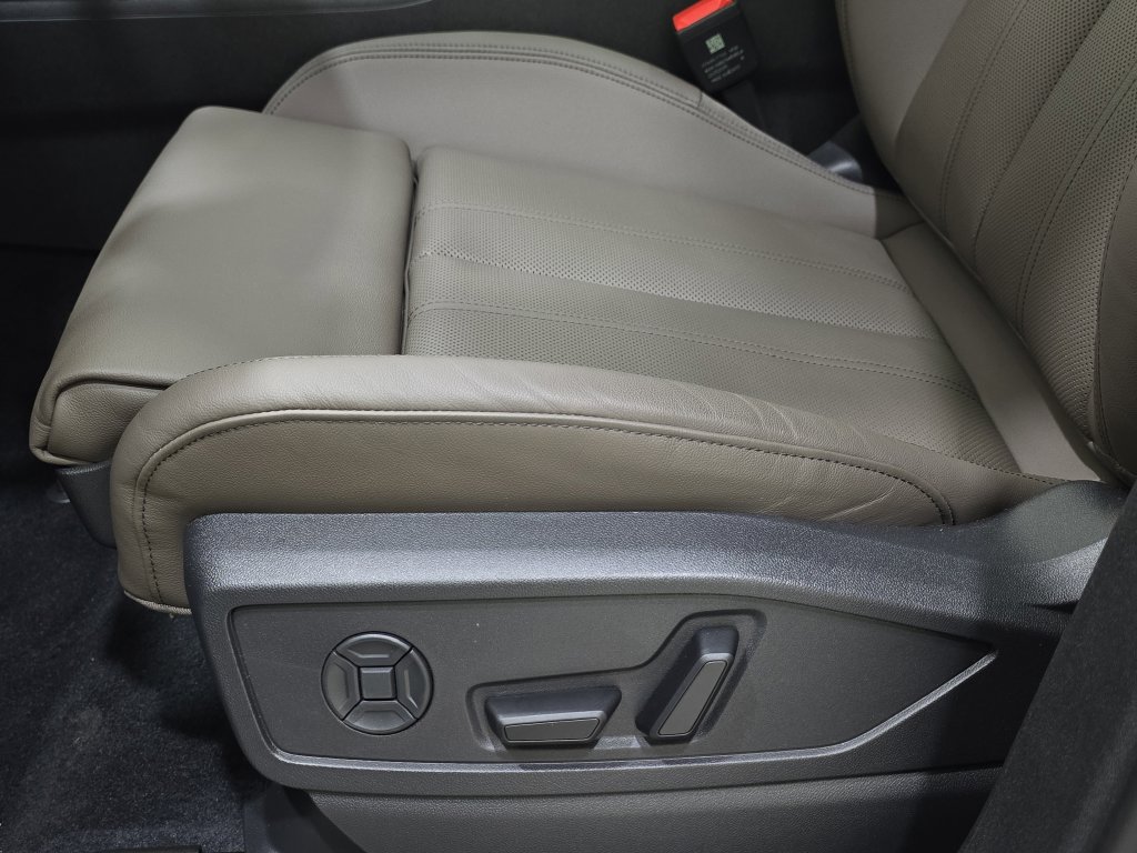 Used 2025 Audi Q5 Premium Plus w/ Premium Plus AWD/4WD image 29