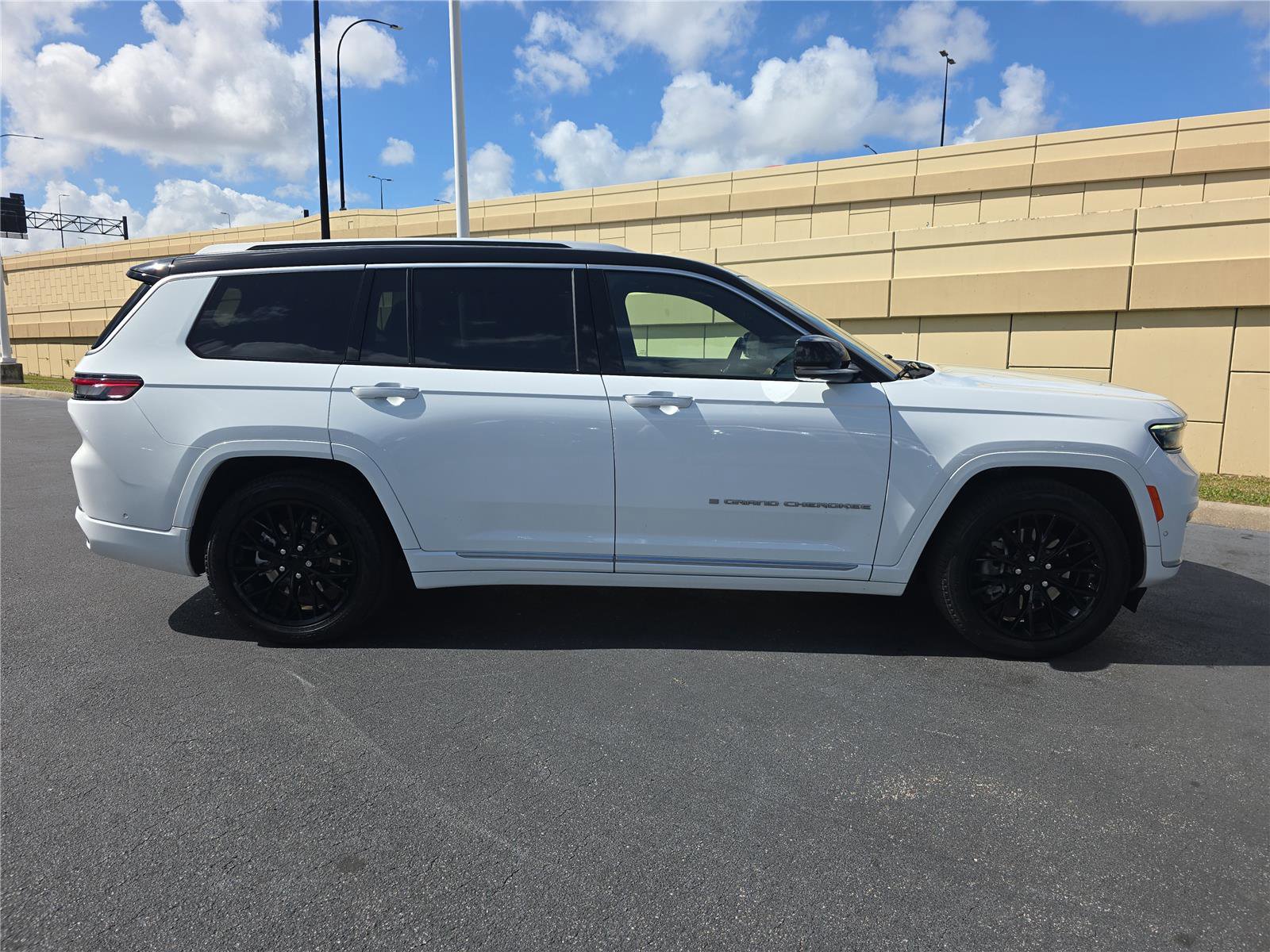 Used 2023 Jeep Grand Cherokee L Summit w/ Advanced Protech Group IV image 2