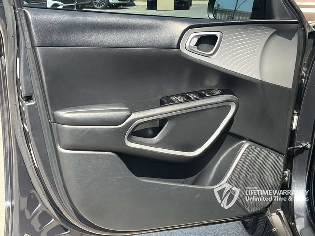 Used 2025 Kia Soul LX w/ LX Technology Package FWD image 16