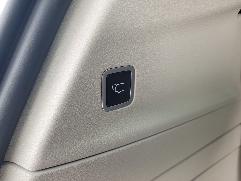 Used 2024 Chrysler Pacifica Select image 8
