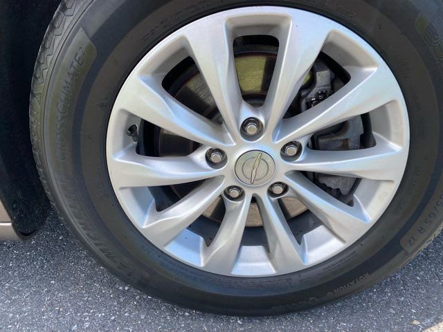 Used 2017 Chrysler Pacifica Touring-L FWD image 27