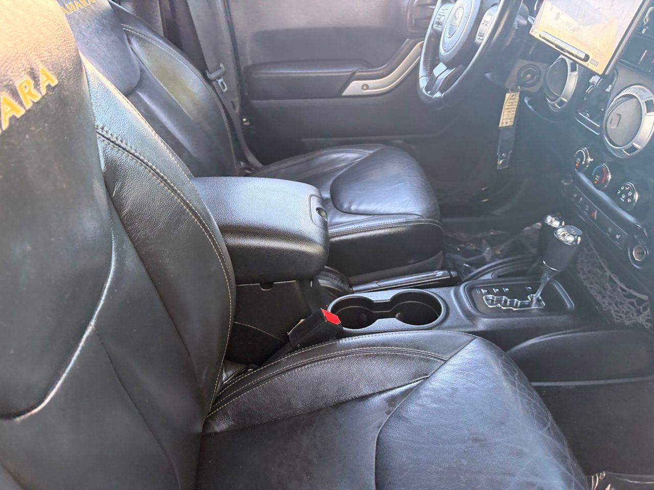 Used 2015 Jeep Wrangler Unlimited Sahara w/ Connectivity Group AWD/4WD image 12