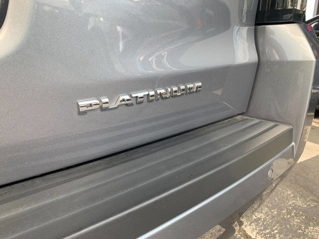 Used 2018 Cadillac Escalade Platinum RWD image 11