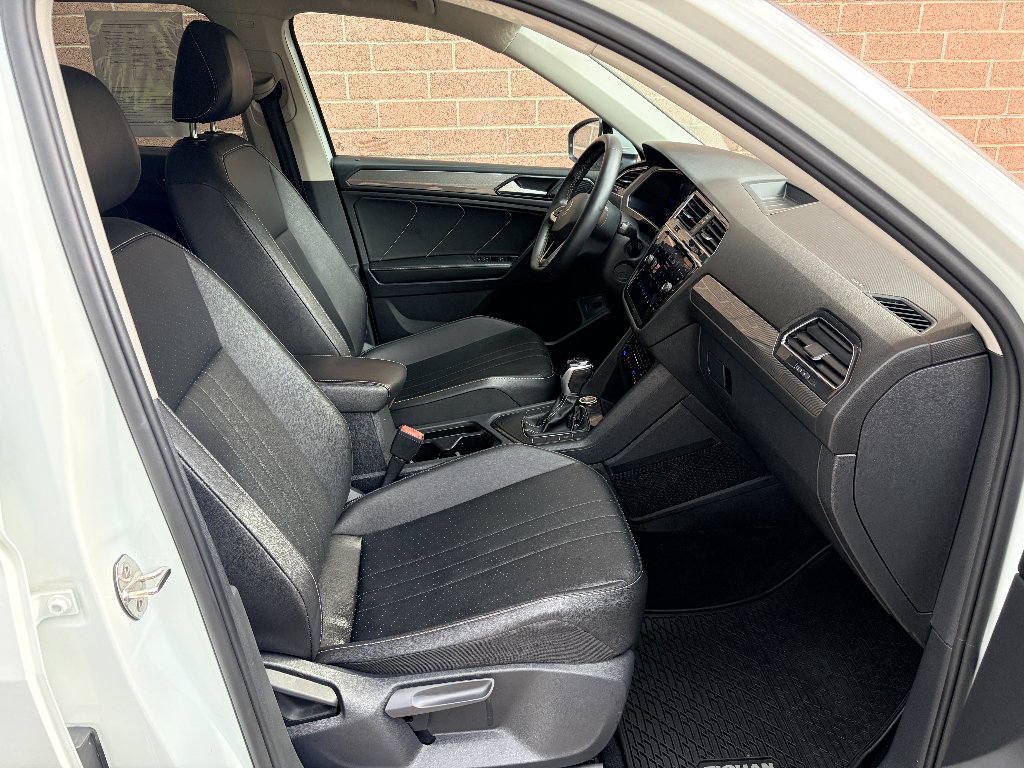 Used 2022 Volkswagen Tiguan SE w/ Panoramic Sunroof Package FWD image 21