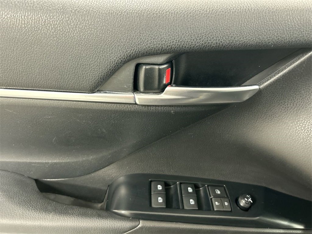 Used 2020 Toyota Camry image 11