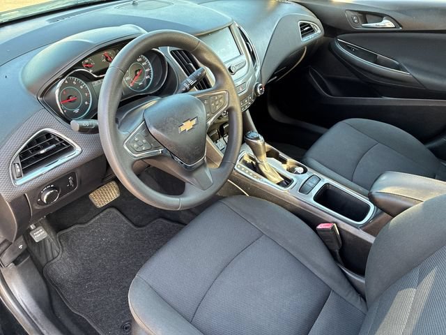 Used 2017 Chevrolet Cruze LT w/ Convenience Package FWD image 11