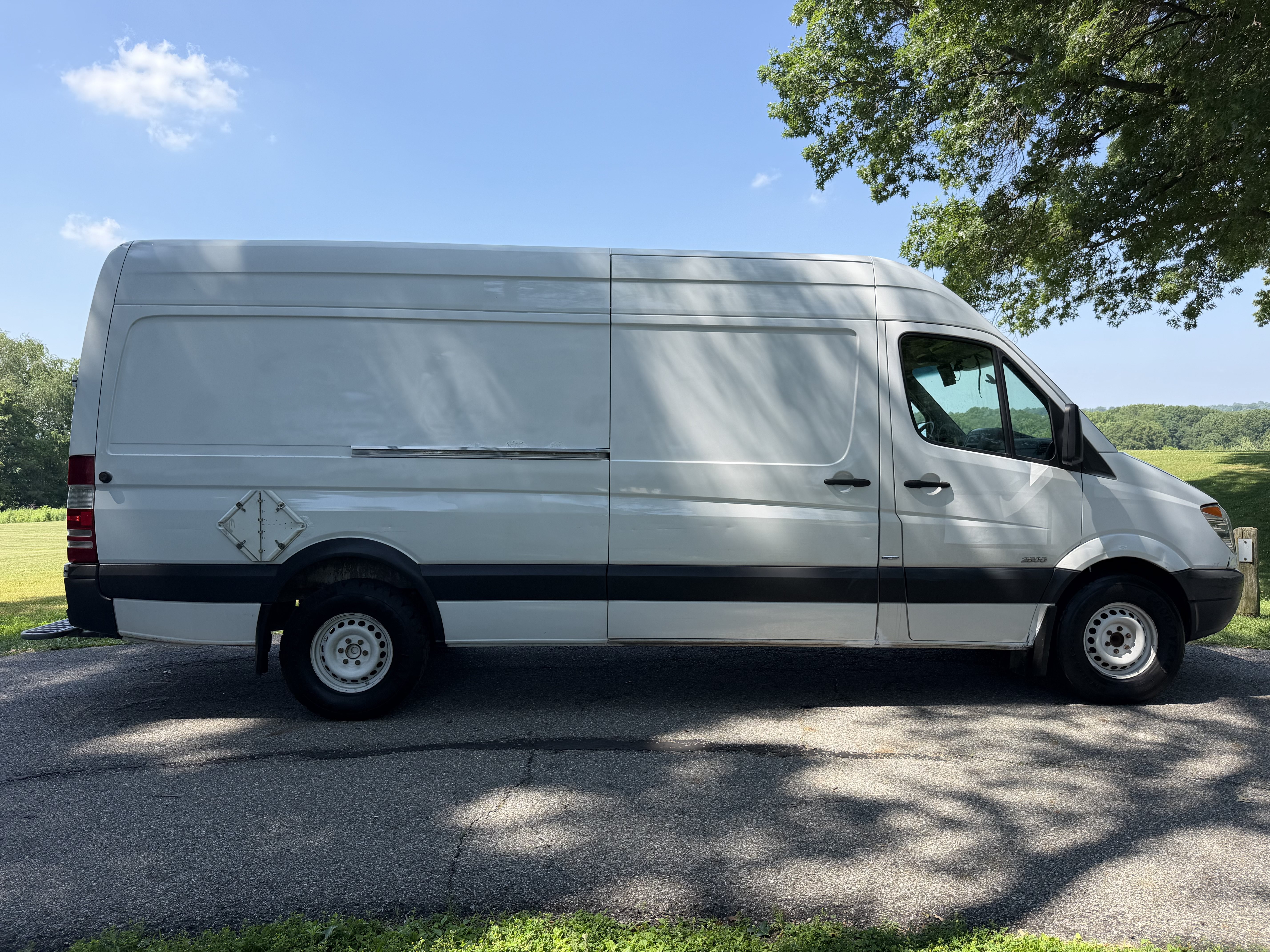 Used 2011 Mercedes-Benz Sprinter 2500 image 2