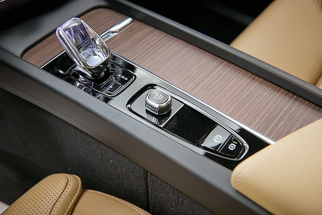 Certified 2025 Volvo XC60 B5 Ultra image 17