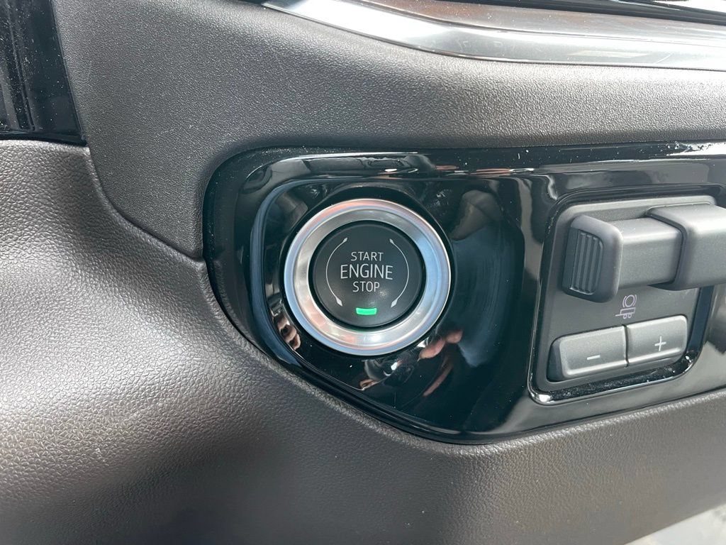 Used 2025 GMC Sierra 1500 SLT AWD/4WD image 48