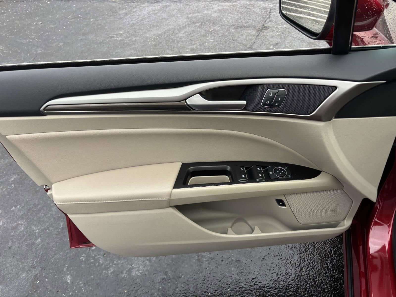 Used 2019 Ford Fusion SEL image 13